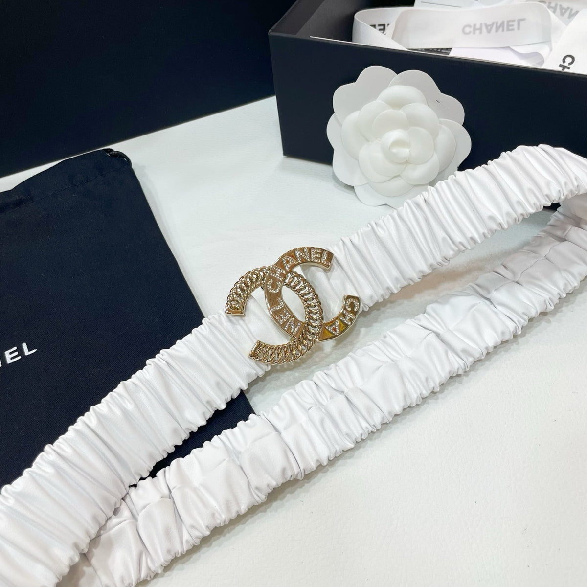 DOUBLE CC 30MM STRETCH BELT IN WHITE CALFSKIN GOLD CHAIN BUCKLE CRYSTAL LOGO